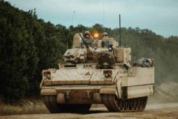 Nga tung bằng chứng Mỹ chuyển giao xe chiến đấu bộ binh M2A2 Bradley cho Ukraine