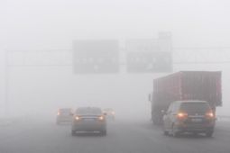 Tai nạn xe hơi giữa sương mù ở Trung Quốc, 19 người chết