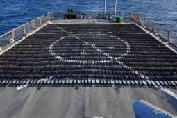 Chiến hạm Mỹ chặn tàu, thu hơn 2.100 súng AK