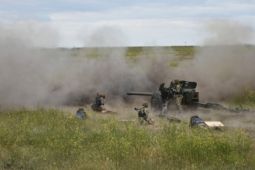 Thủy quân lục chiến Ukraine sử dụng pháo bắn tỉa san phẳng kho vũ khí Nga