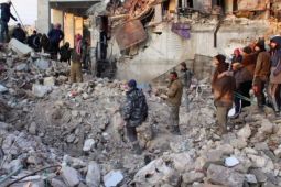 Hàng trăm gia đình Syria kẹt dưới đống đổ nát