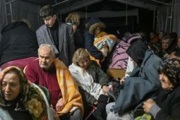 Người Thổ Nhĩ Kỳ chống chịu đói rét sau động đất