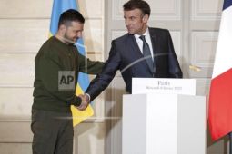 Tổng thống Pháp tiếp đồng nhiệm Ukraina, cam kết tiếp tục hỗ trợ quân sự