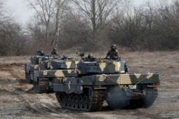 Nhận xe tăng xịn, Bộ trưởng Ukraine chơi sốc, hỏi ngay đường tới Matxcơva