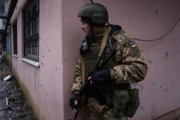 Vừa đẩy lùi các cuộc tấn công của Nga, Ukraine vừa nỗ lực cắt Crimea khỏi Nga