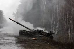 Video hàng loạt xe tăng Nga bị 'Sói trắng' Ukraine 'moi ruột' gây sốt mạng
