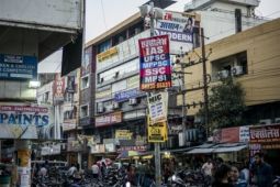 Thanh niên Ấn Độ vỡ mộng vì những tấm bằng 'vô giá trị'