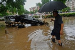 Đường phố Bắc Kinh như sông suối, 2 người thiệt mạng sau trận mưa lớn dài tới...