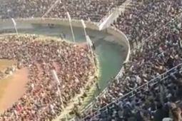 32.000 người ngồi kín sân vận động thi tuyển vào cảnh sát