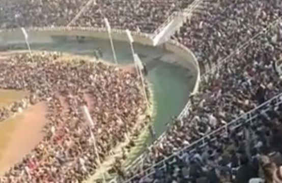 32.000 người ngồi kín sân vận động thi tuyển vào cảnh sát
