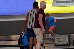Mẹ bất lực khi con quậy phá trên băng chuyền hành lý sân bay