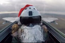Phi công Ukraine hóa trang ông già Noel, bắn phá các mục tiêu Nga