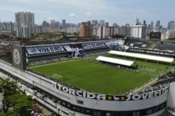 Colombia đổi tên sân vận động thành Pele