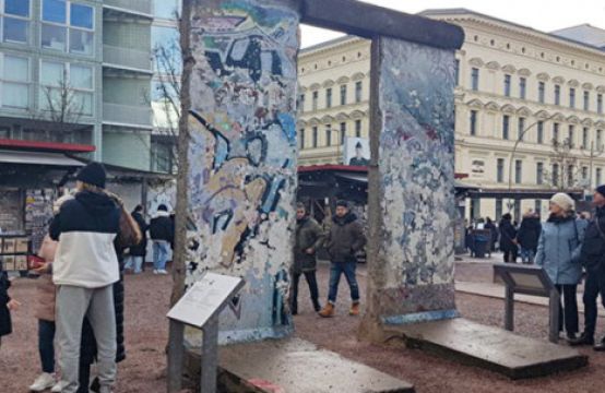 Du ký mùa đông: Bức tường Berlin, Cổng Brandenburg, Trạm kiểm soát Charlie