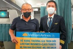 Vietnam Airlines tặng HLV Park Hang Seo vé bay Thương gia trọn đời Hàn...