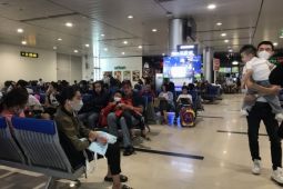 Sân bay Tân Sơn Nhất 'căng mình' đón khách sau Tết