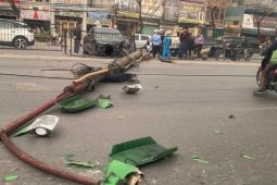 Ô tô tông đổ cột đèn trên phố Hà Nội