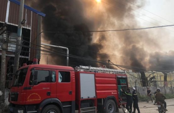 Cháy lớn tại khu nhà xưởng rộng 1.000 m2 ở Hà Nội