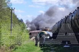 Đường ray bị nổ tung ở Nga, tàu chở nhiên liệu trật bánh