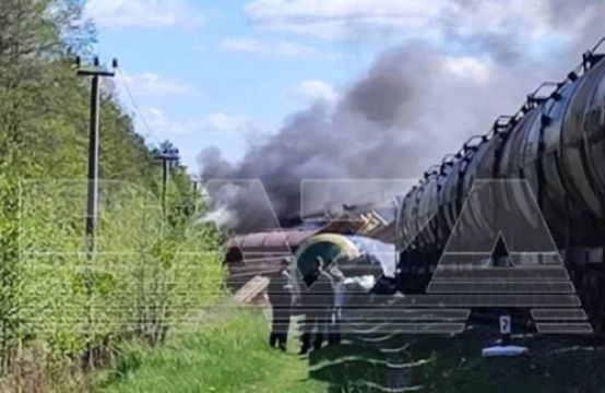 Đường ray bị nổ tung ở Nga, tàu chở nhiên liệu trật bánh