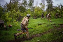 Ukraine bất ngờ nói kiểm soát 'con đường sống' vào Bakhmut; Nga chạy nước rút...
