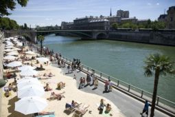 ‘Bãi biển’ giữa lòng Paris đắt khách dịp hè