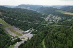 Đức: Cầu đi bộ không trụ đỡ ở độ cao 100m, chịu sức nặng 750 người