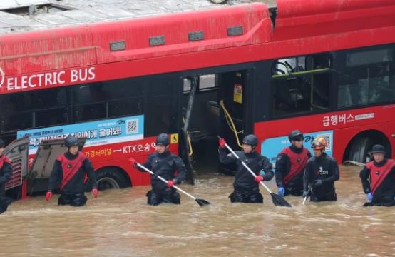 Lý do xe buýt Hàn Quốc đi vào 'đường hầm tử thần' giữa mưa lũ