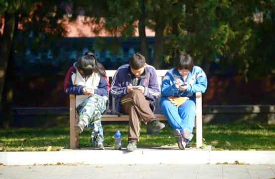 Nhiều nước bừng tỉnh trước hiểm họa smartphone