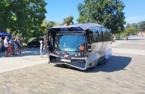 Thử nghiệm xe buýt tự lái như robot biến hình ở Anh và CH Séc