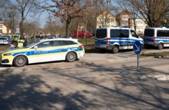 Cảnh sát Đức bắt giữ một đối tượng mang vũ khí vào trường học