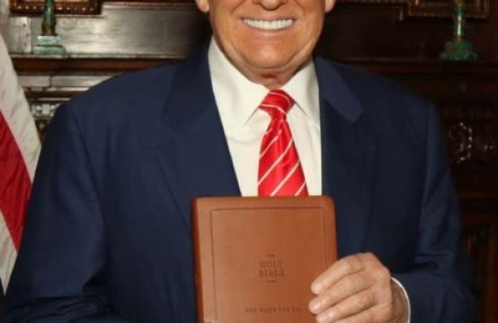 Ông Trump gây tranh cãi vì bán kinh thánh 