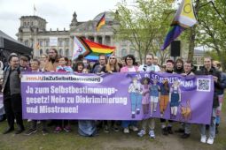 Đức thông qua luật giúp người dân dễ dàng thay đổi tên và giới tính