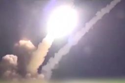 Iran công bố video phóng tên lửa dồn dập vào Israel giữa màn đêm