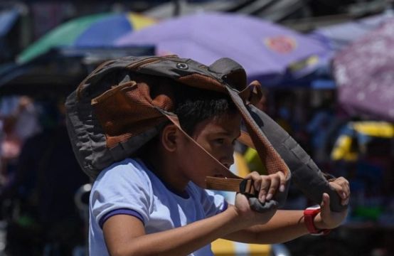 Trời nóng 44 độ C, 7.000 trường công lập tại Philippines cho học trực tuyến